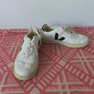 Veja Converse Women Size 6 White Leather Black V Logo Lace Up Sneakers Shoes